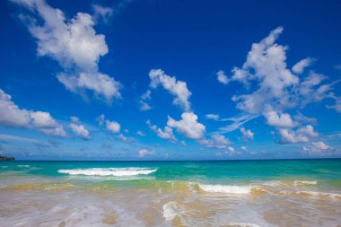 Deniz ve sahil mavi gökyüzü güneşli yaz tatili geçmişi Phuket Tayland 'da