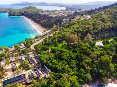 Ada sahili turkuaz deniz havası manzaralı yaz tatilinde konaklama yeri