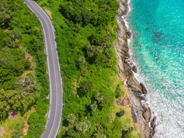 Ağaç ormanı hava manzaralı, dağ denizi adasında asfalt yol.