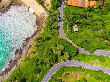 Ağaç ormanı hava manzaralı, dağ denizi adasında asfalt yol.