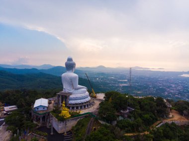 Büyük Buda, Phuket Adası 'nın en önemli ve saygı duyulan simgelerinden biridir.