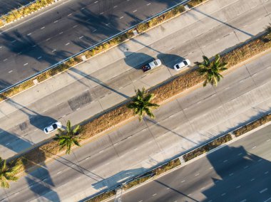Hava görüntüsü kavşak taşımacılığı asfalt yol Araç taşımacılığı gölge güneş doğuyor