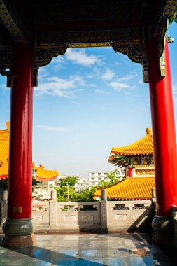 Mavi gökyüzüne karşı Çin Budist tapınağının mimarisi, Baromraja Tayland Tapınağı