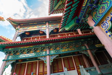 Wat Borom Racha Kanchana Phi Sek Tayland 'da Mimari Kırmızı Çin tarzı tapınak ve geleneksel Çin feneri