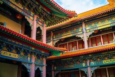 Wat Borom Racha Kanchana Phi Sek Tayland 'da Mimari Kırmızı Çin tarzı tapınak ve geleneksel Çin feneri