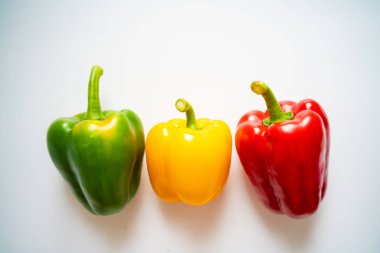 Renkli tatlı peper büyük peper beyaz arka planda yemek malzemesi