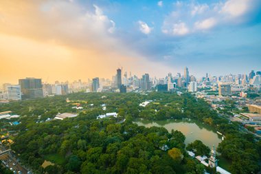 Güzel günbatımı gökyüzü şehir manzarasını bulutlandırıyor. Bangkok Tayland 'da şehir merkezi olan lumpini parkı inşa ediliyor.