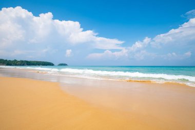 Beyaz kumsalda deniz dalgaları yaz tatili konsepti Phuket Tayland