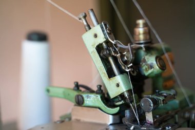 Eski model mekanik el dikiş makinesi.