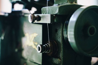 Eski model mekanik el dikiş makinesi.