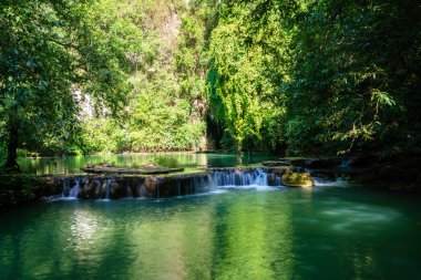 Tropikal yağmur ormanlarındaki güzel şelale yeşil arka plan doğa eğlencesi