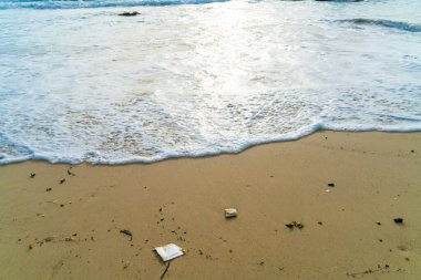 Deniz dalgası plaj günbatımı ve bulutlu yaz tatili manzarası