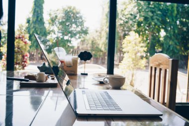 Kahve dükkanındaki bilgisayarda kimse yok.