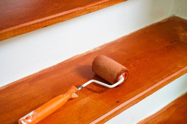 Merdiven fırçası. İç boyayla birlikte kırmızı kahverengi boya.