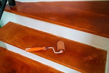 Merdiven fırçası. İç boyayla birlikte kırmızı kahverengi boya.