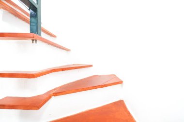 Modern ev iç işlerinde açık kahverengi merdivenler.