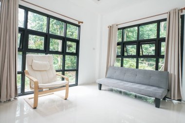 Yeni modern ev arka planına sahip boş, rahat, gri bir kanepe.