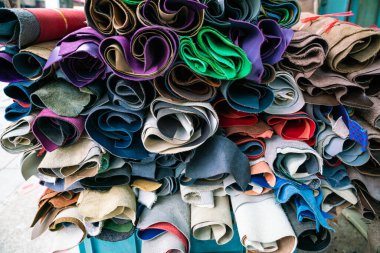 Renkli hakiki sığır derisi el sanatları mağazasında satılıyor.