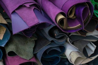 Renkli hakiki sığır derisi el sanatları mağazasında satılıyor.