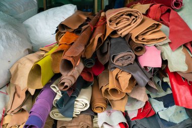 Renkli hakiki sığır derisi el sanatları mağazasında satılıyor.