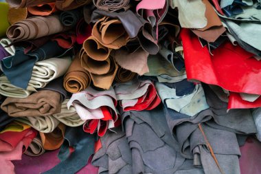 Renkli hakiki sığır derisi el sanatları mağazasında satılıyor.