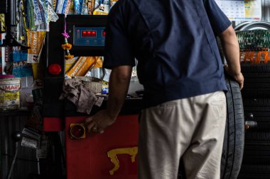 Araba lastiği değiştirme ve garajda yeni lastik denetimi.