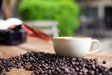 Kahve çekirdekli sıcak latte sanat kahvesi ahşap masa üzerinde içki içmek.