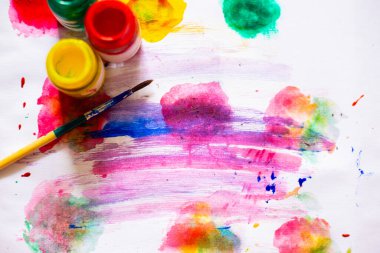 Beyaz arkaplan boyasında soyut renkli suluboya el boyası