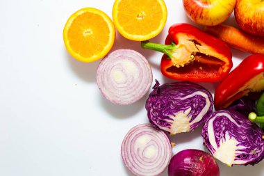 Beyaz arkaplanda renkli C vitamini grubu