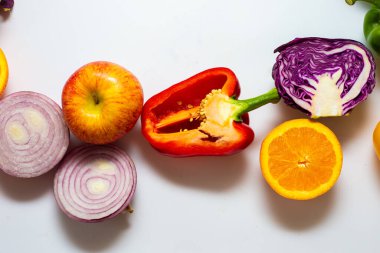 Beyaz arkaplanda renkli C vitamini grubu