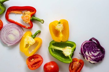 Beyaz arkaplanda renkli C vitamini grubu