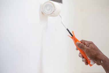 Adam el boyası beyaz iç mekan yeni ev fotokopi alanı