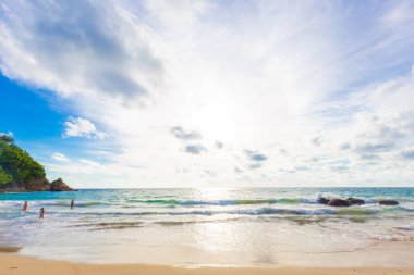 Deniz sahili gün batımı gökyüzü bulutlu yaz tatili konsepti Phuket Tayland