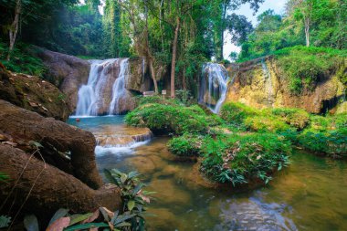 Tayland 'ın tropikal yağmur ormanlarındaki dinginlik şelalesi.