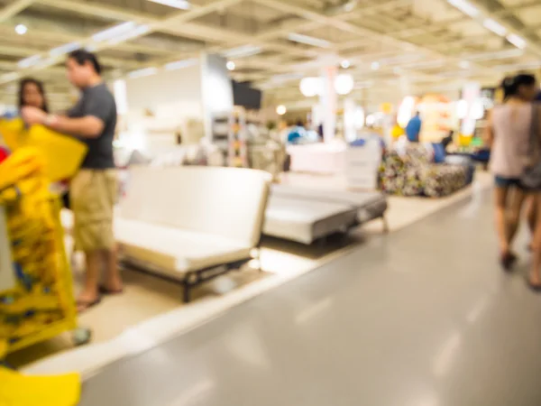 Imagem turva de pessoas fazendo compras no shopping da decoração da casa — Fotografia de Stock