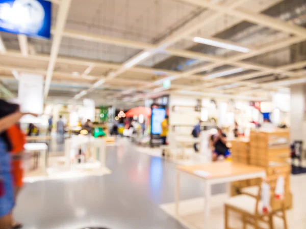 Imagem turva de pessoas fazendo compras no shopping da decoração da casa — Fotografia de Stock