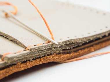 Hakiki deriden yapılmış el yakın çekim