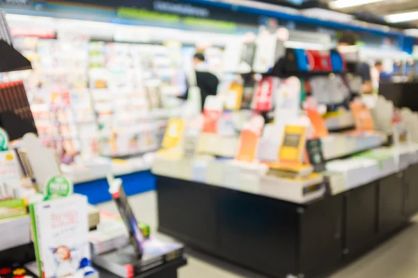 Imagem desfocada de pessoas lendo e livro de compras — Fotografia de Stock