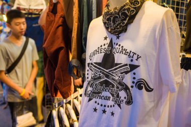 Turist Chatuchak Hafta sonu pazarda alışveriş