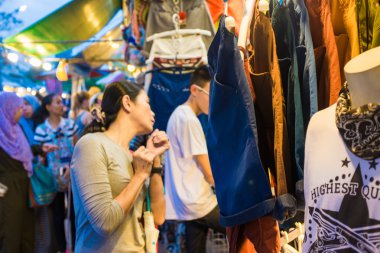 Turist Chatuchak Hafta sonu pazarda alışveriş