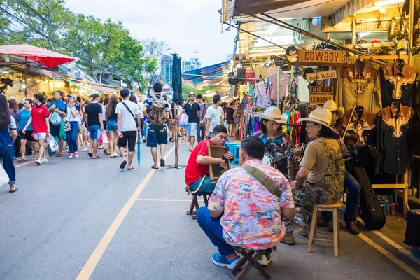 Tourist shopping in Chatuchak weekend market — Stock Photo, Image