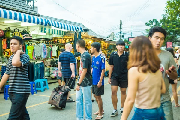 Turistické obchody na Jatujak nebo Chatuchak trhu — Stock fotografie