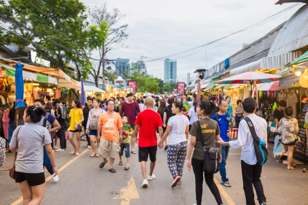 Toeristische winkels op Jatujak of Chatuchak markt — Stockfoto