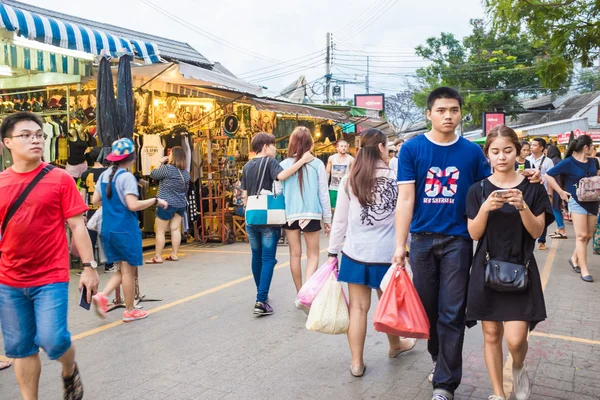 Turistické obchody na Jatujak nebo Chatuchak trhu — Stock fotografie