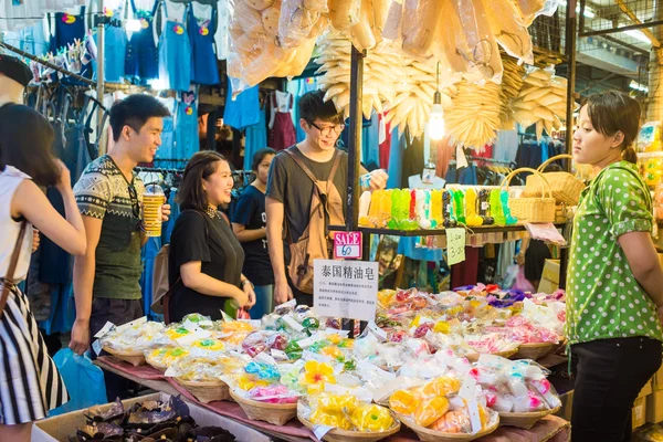 Turistické obchody v Chatuchak víkend na trhu — Stock fotografie