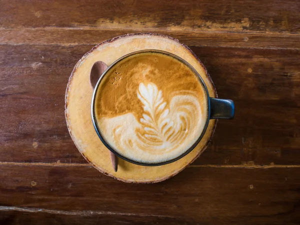 Taza de café en la mesa de madera — Foto de Stock