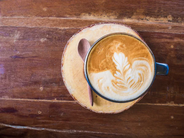 Secangkir kopi di atas meja kayu — Stok Foto