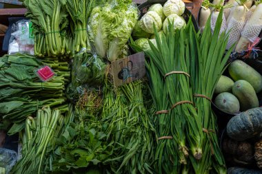 Nehirde yüzen pazarda ahşap gelenek teknesi yerel Bangkok Tayland seyahatleri için yiyecek ve içecek satar.