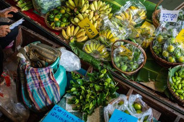 Nehirde yüzen pazarda ahşap gelenek teknesi yerel Bangkok Tayland seyahatleri için yiyecek ve içecek satar.