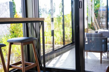 Modern kahve dükkanında boş ahşap sandalye. Yiyecek ve içecekler.